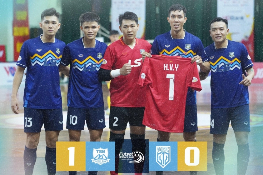 Các cầu thủ Thái Sơn Nam ăn mừng với áo đấu của Hồ Văn Ý